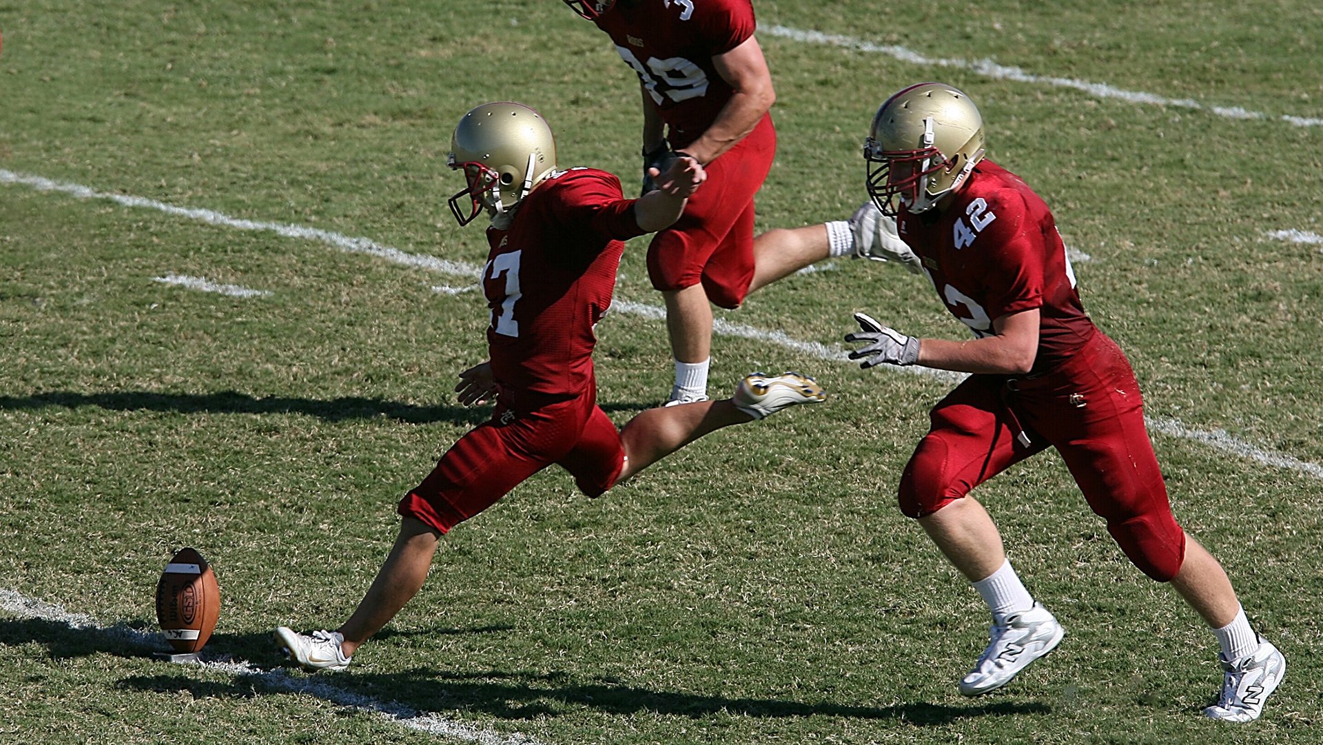 “高新体育中心：健力运动员挑战极限，举重赛事燃爆全场”
