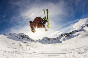 特色足球主题的城市雕塑成为城市新地标，提升城市文化品位，有足球标志的城市